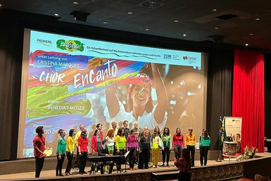 Auftritt des brasilianischen Chors „Encanto“ im Rahmen der Filmpremiere