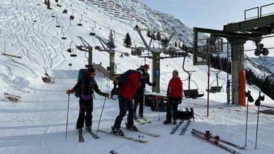 Gruppenbild mit Teilnehmenden der Exkursion am Ski-Lift