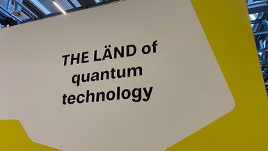 Plakat mit Schriftzug "THE LÄND of quantum technology"