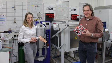 Julia Dölling und Prof. Dr. Andreas Zilly im Labor Werkstoffkunde.