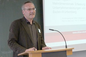 Prof. Dr. Paul-Stefan Roß moderiert den 2. Vortragsblock