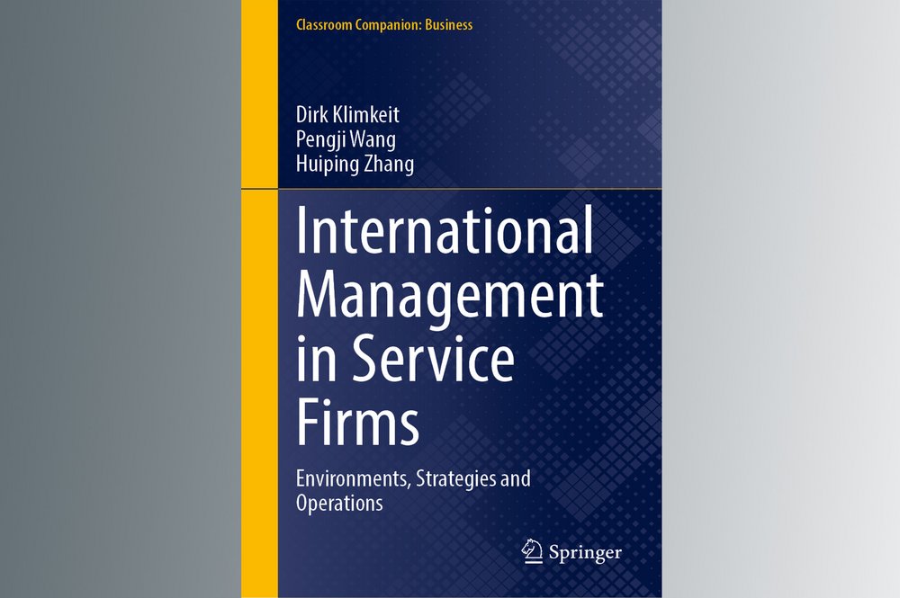 Cover des neuen Lehrbuchs: International Management in Service Firms: Environments, Strategies and Practices