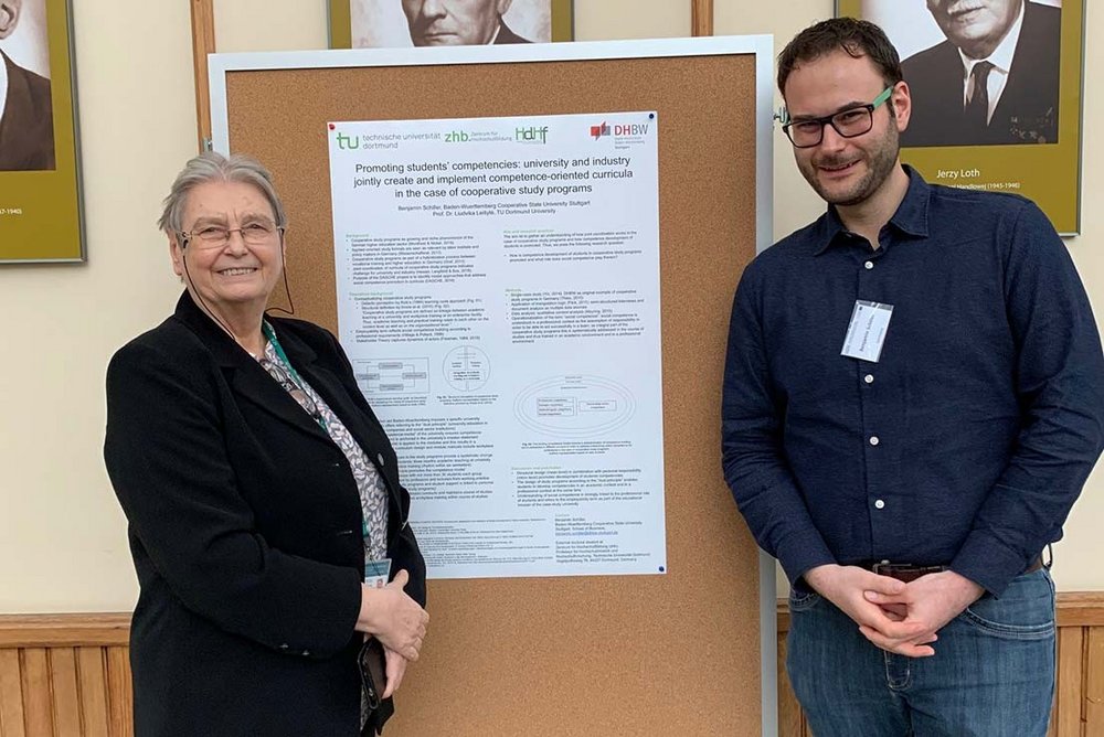 Prof. Dr. Ewa Chmielecka (l.) von der Warsaw School of Economics (SGH) und Benjamin Schiller (r.) von der DHBW Stuttgart beim Poster-Rundgang.
