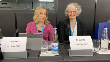 Petra Reiber und Mirjam Jubitz beim Vortrag im Straßburger Europaparlament