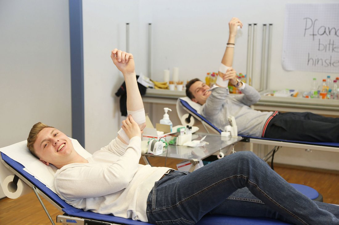 Studierende beim Blutspenden am Campus Horb