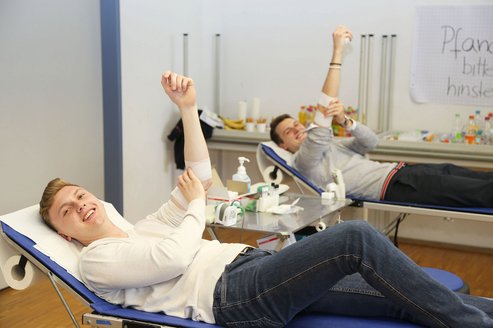 Studierende beim Blutspenden am Campus Horb
