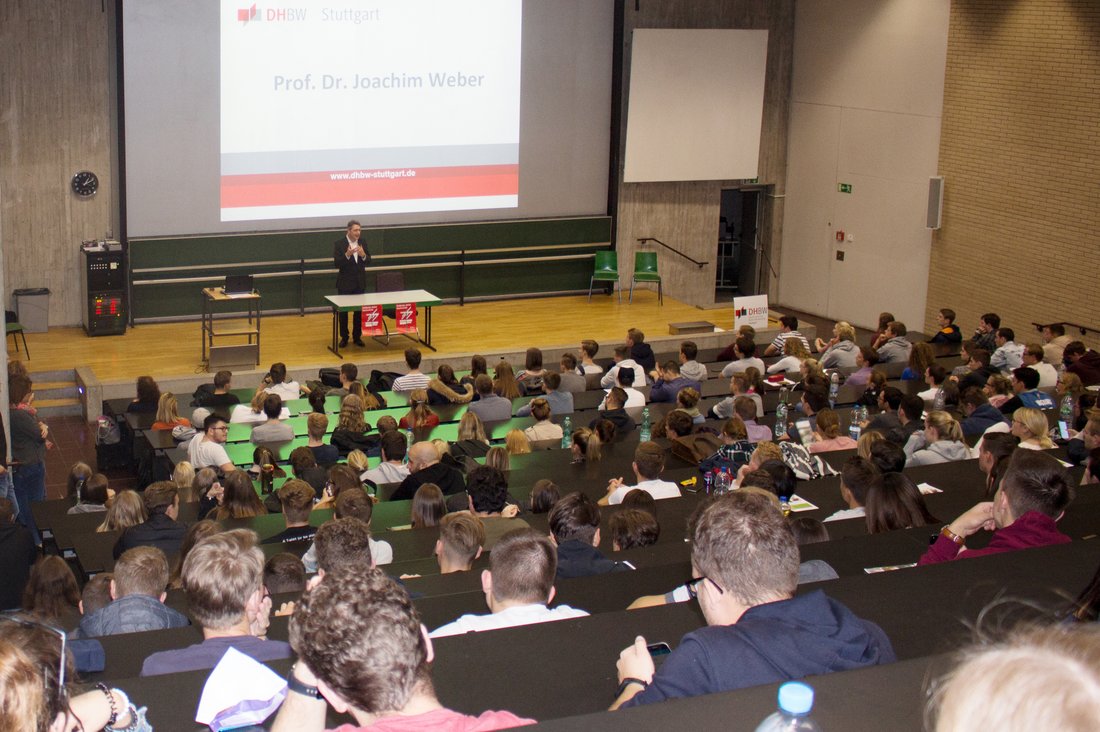 Rektor Prof. Dr. Joachim Weber begrüßt die Erstsemester im Audimax der DHBW Stuttgart