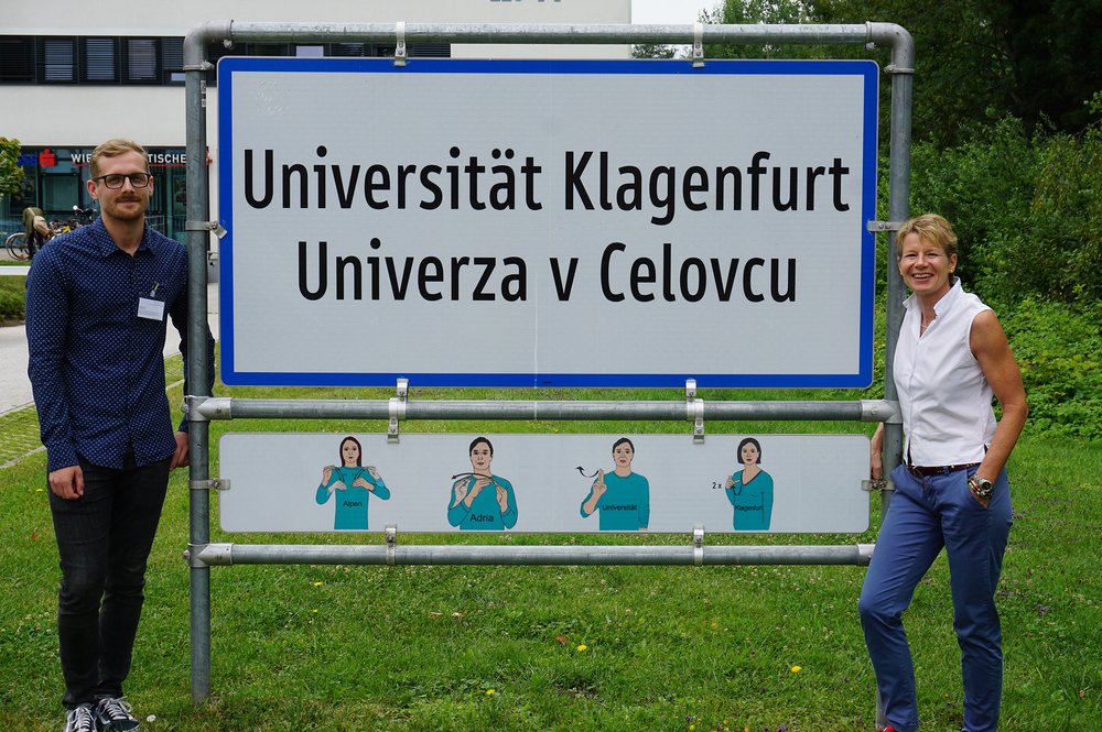Jonathan Uricher (links) und Prof. Dr. med. Eva Hungerland (rechts) von der DHBW Stuttgart auf der 3-Länder-Tagung Gesundheitsförderung in Klagenfurt