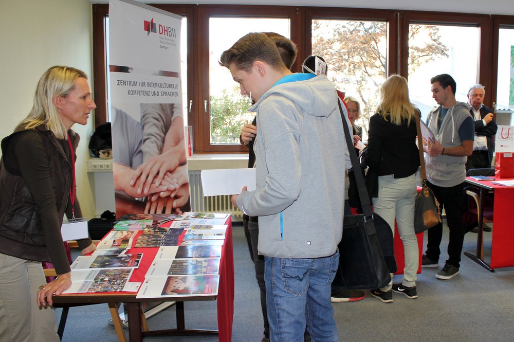 Studierende informieren sich über die Angebote des Auslandsamts der DHBW Stuttgart.