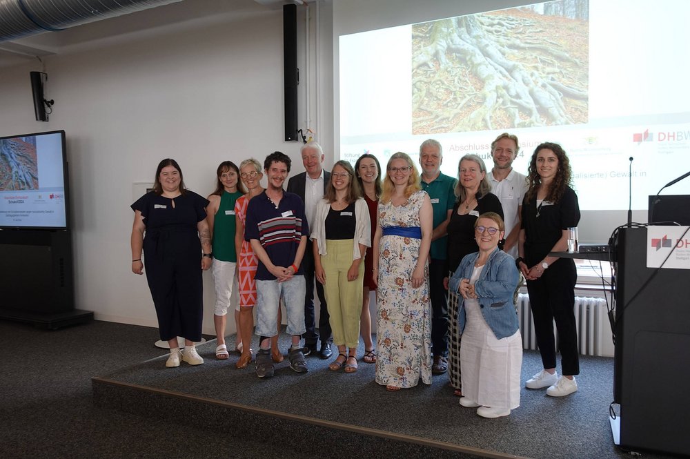 Gruppenfoto mit den Teilnehmenden des Abschlusssymposiums 