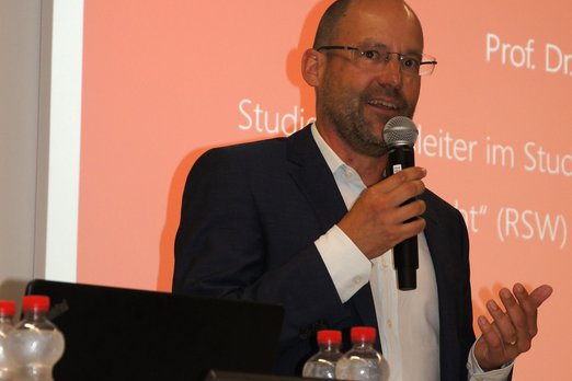 Prof. Dr. Tobias Scheel während seiner Rede