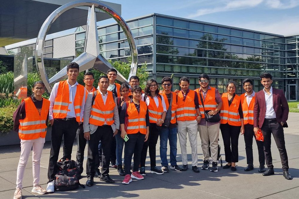 Die Studierenden aus Mumbai beim Besuch des Dualen Partners Mercedes-Benz.