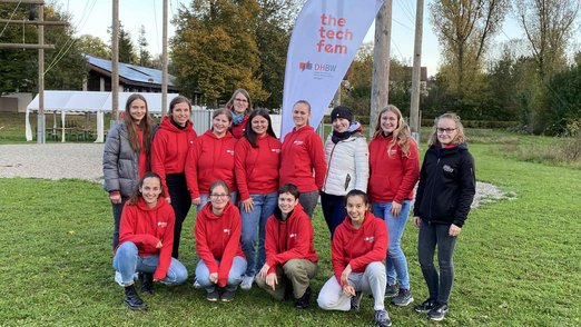 Technik-Studentinnen beim Bogenschießen im Rahmen des Netzwerktreffens the tech faem