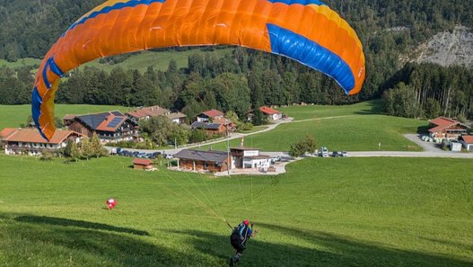 DHBW-Schnupperkurs Gleitschirmfliegen 2024: Gleitschirmflieger am Übungshang 