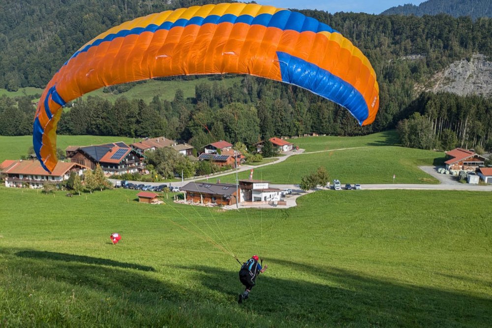 DHBW-Schnupperkurs Gleitschirmfliegen 2024: Gleitschirmflieger am Übungshang 