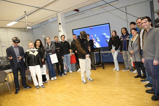 Schülerinnen und Schüler des SIA-Kurses der Rolf-Benz-Schule Nagold besuchen das VR-Labor am Campus Horb 