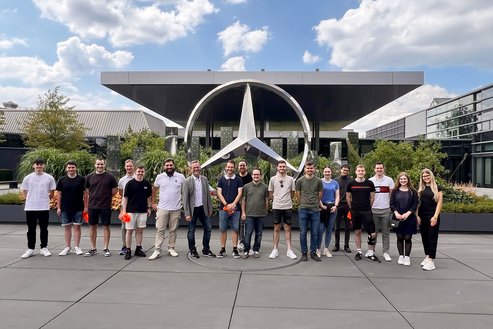 Gruppenbild Produktionstechnik-Studierende bei Exkursion zum Mercedes-Benz Werk Sindelfingen 