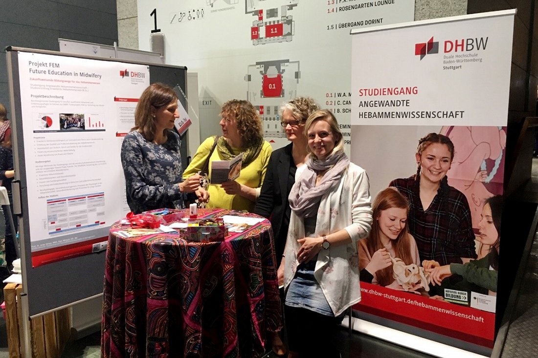 Sonja Wangler, wissenschaftliche Mitarbeiterin (links im Bild) und Miriam Jubitz und Miriam Skowronek, Studentinnen im FEM Studiengang (rechts im Bild) an der DHBW Stuttgart, im Gespräch mit einer Kongressteilnehmerin.