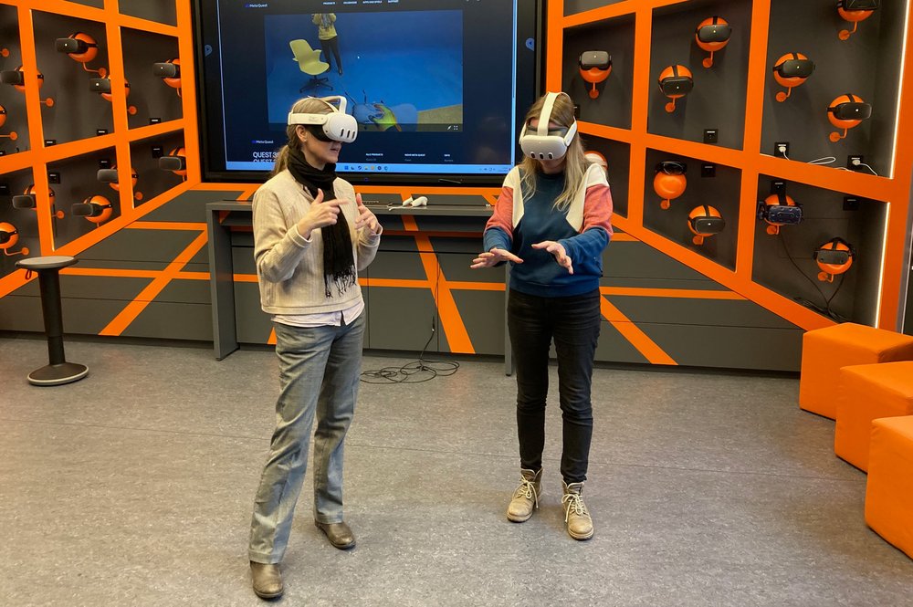 Kerstin Kron und Michaela Riester tragen VR-Brillen.