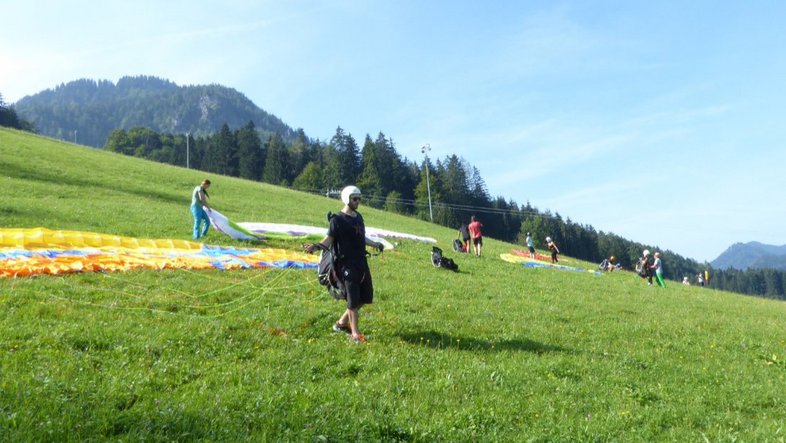 Teilnehmende des DHBW-Schnupperkurses Gleitschirmfliegen während der Übungen am Übungshang. 