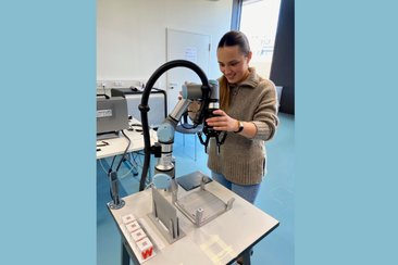 Studierende beim manuellen teaching eines Cobots