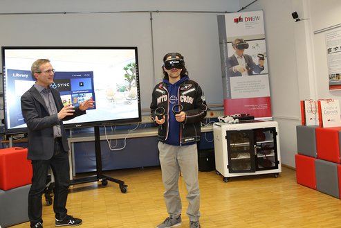 Ein Schüler des „SIA-Kurses" der Rolf-Benz-Schule Nagold erprobt eine VR-Anwendung