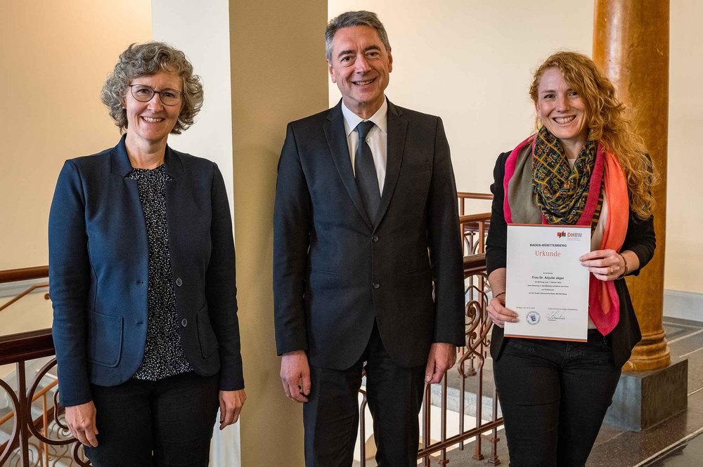 Gruppenfoto mit den beiden neu ernannten Professorinnen und Rektor Prof. Dr. Joachim Weber.