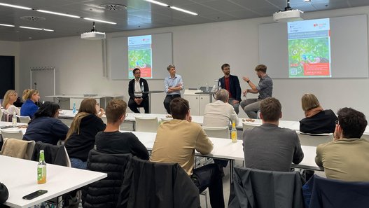 Blick aufs Podium - Die Diskussionsteilnehmer Lindenmeier, Kohlmeyer und Thiemig mit dem Moderator der Haufe Group (v.l.n.r.).