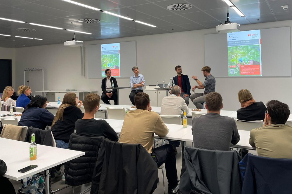 Blick aufs Podium - Die Diskussionsteilnehmer Lindenmeier, Kohlmeyer und Thiemig mit dem Moderator der Haufe Group (v.l.n.r.).