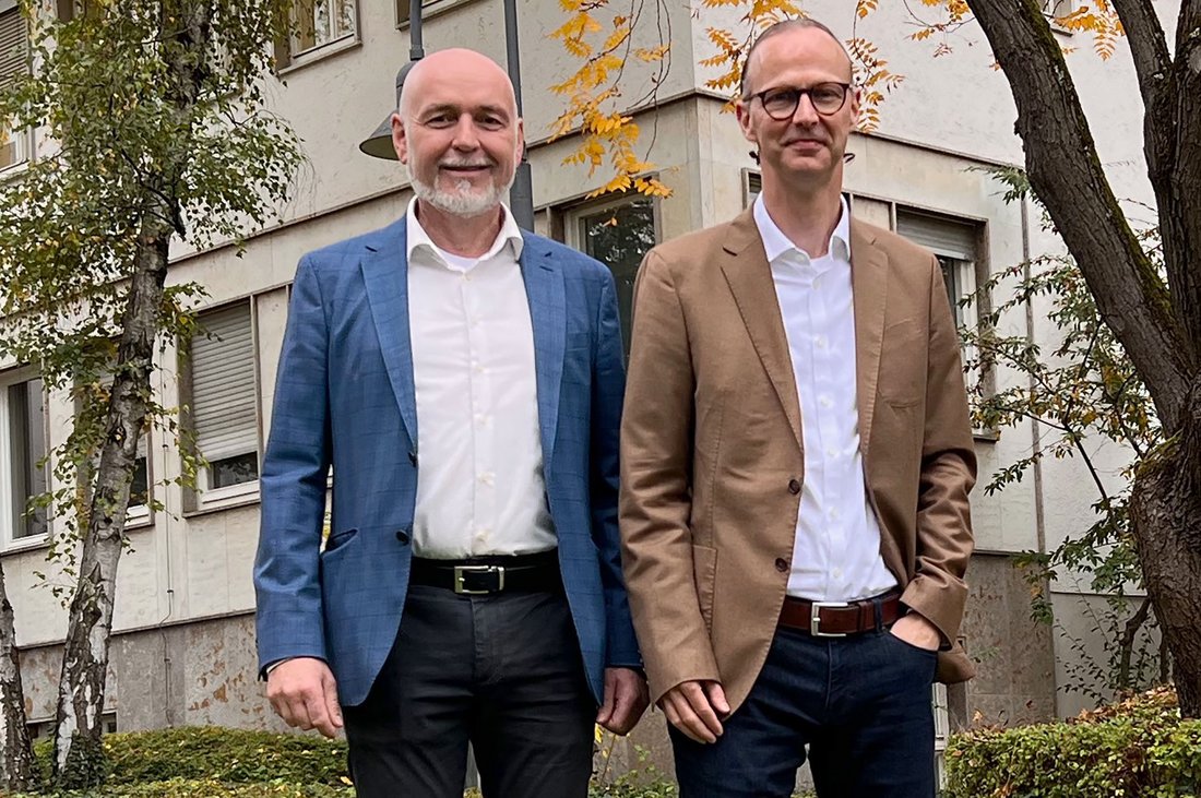 Martin Hipp (CFO bei ABS SE) und Prof. Dr. Detlef Hellenkamp (Studiengangsleiter BWL-Bank an der DHBW Stuttgart)