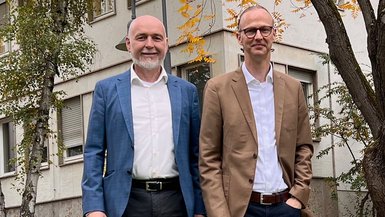 Martin Hipp (CFO bei ABS SE) und Prof. Dr. Detlef Hellenkamp (Studiengangsleiter BWL-Bank an der DHBW Stuttgart)