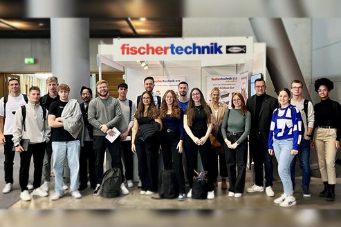 Gruppenbild Messestand Fischerwerke GmbH & Co. KG, Studiengang Wirtschaftsingenieurwesen International Business und Management