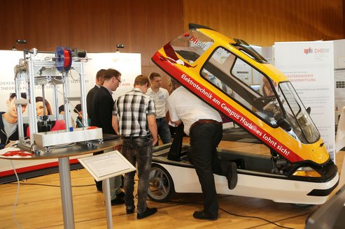 Elektroauto mit Prof. Zender und Interessierten Besuchern beim Zukunftsforum