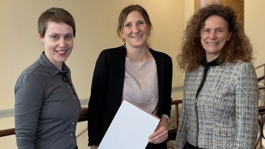 Gruppenbild, auf dem Prof.in Dr. Wangler ihre Ernennungsurkunde in Händen hält.