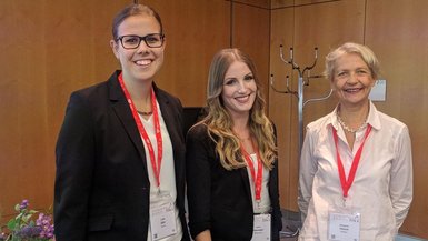 (von links nach rechts:) Frau Leah Dörr, Frau Laura Hanneder, Frau Prof. Dr. Elisabeth Holoch