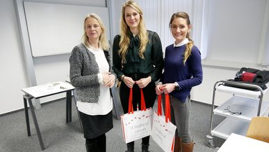 Studiengangsleitung Prof. Dr. Margrit Ebinger (links) mit ehemaligen Studierenden Juliane Spank (Mitte) und Sandra Cseledes (rechts) vom Klinikum Stuttgart.