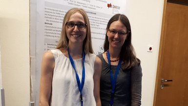 Prof. Dr. Bettina Flaiz und Katrin Heeskens beim Kongress in Basel