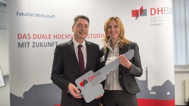 Prof. Dr. Joachim Weber übergibt den Schlüssel für das Gebäude an Prof. Dr. rer. pol. Anke Simon