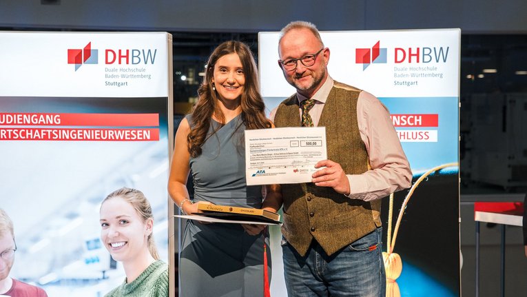 Preisträgerin Marie Steger mit Herrn Prof. Klaus Homann ( Studiengangsleiter Wirtschaftsingenieurwesen Facility Management)